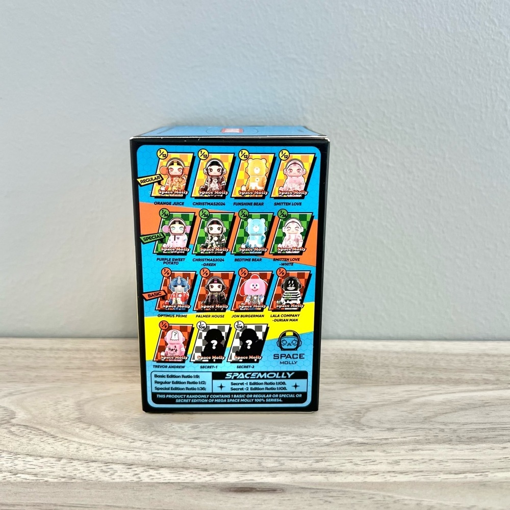 Pop Mart Mega Space Molly 100% Series 4 - Smitten Love - Picture 4 of 7
